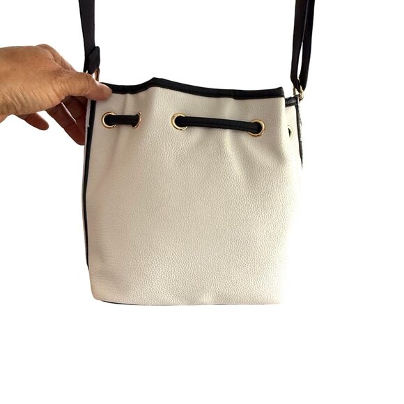 Tommy Hilfiger Pebbled Leather Bucket Bag  Adjustable Strap Drawstring Closure - Picture 6 of 12